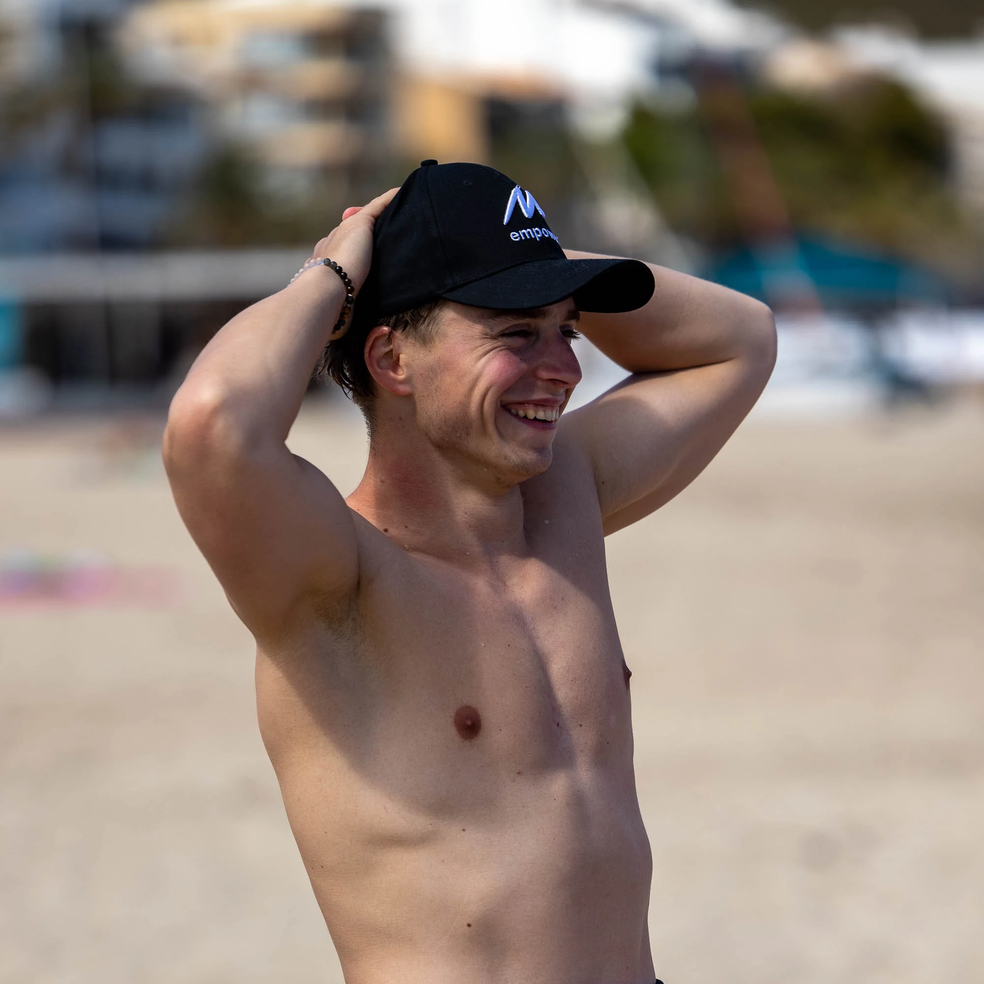 casquette empower triathlon portée par Nathan à la plage